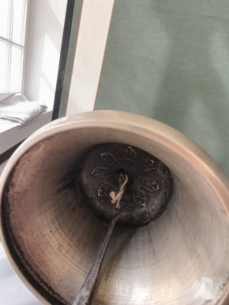 A metal bell (ghanta) and a phurbu - 图23